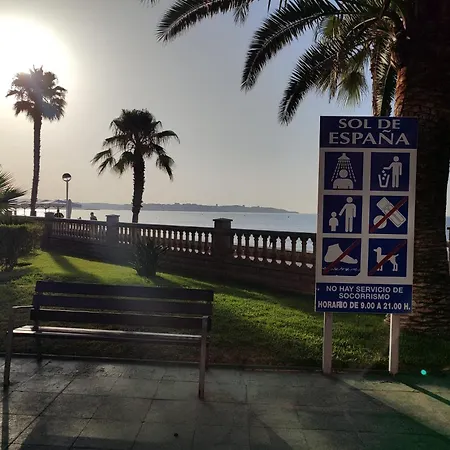 Playa Y Piscina アパート カンブリルス